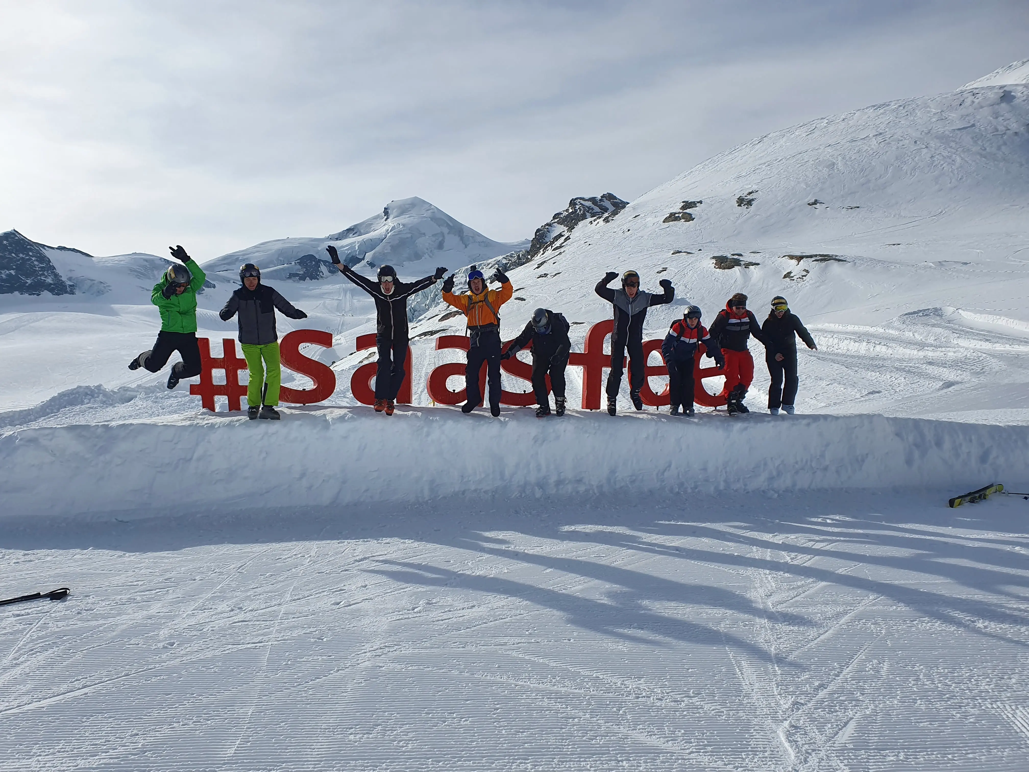 Carving down from 3,600m above the Saas Valley 🏔️