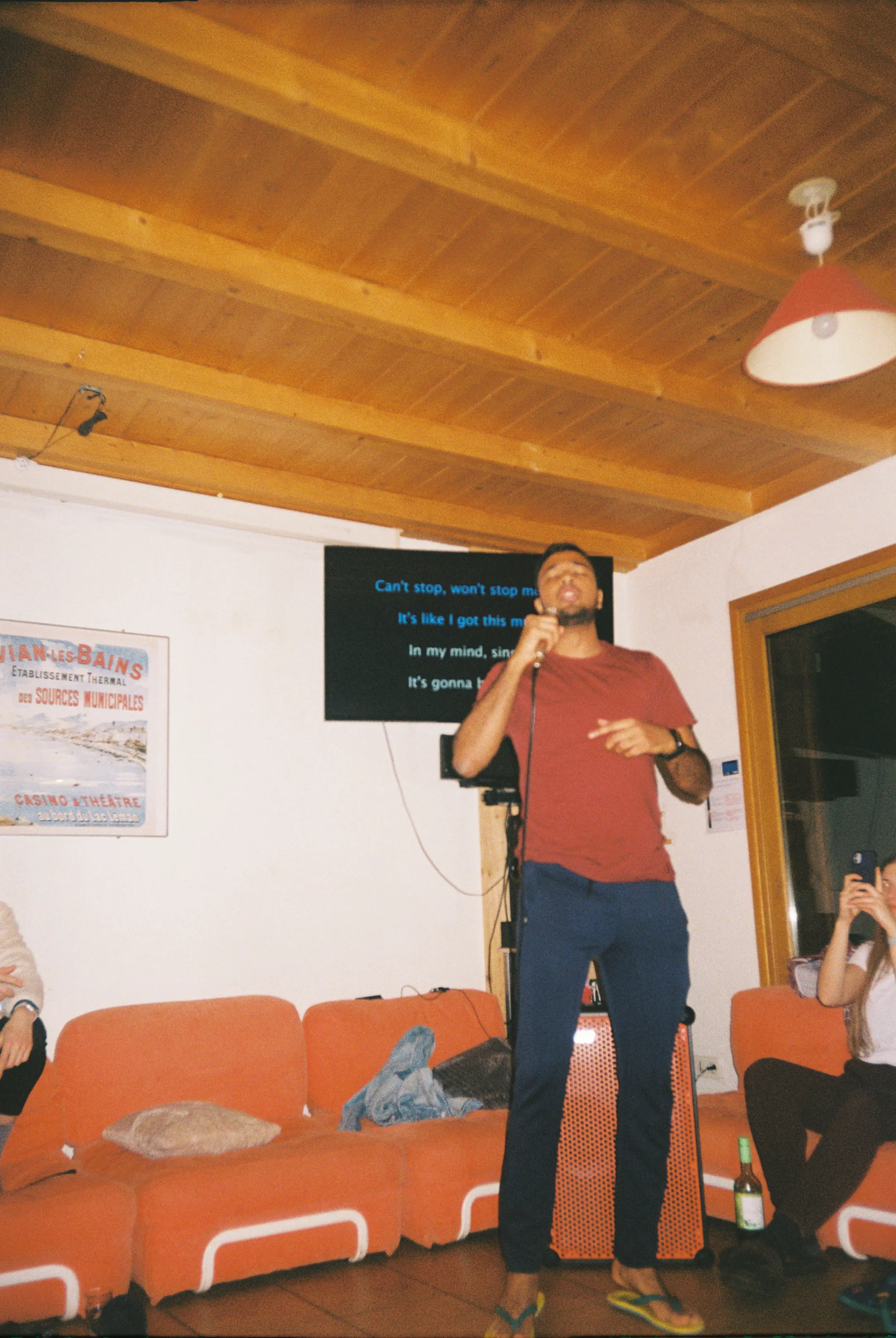 Chalet karaoke bangers: transforming into rockstars 🎤