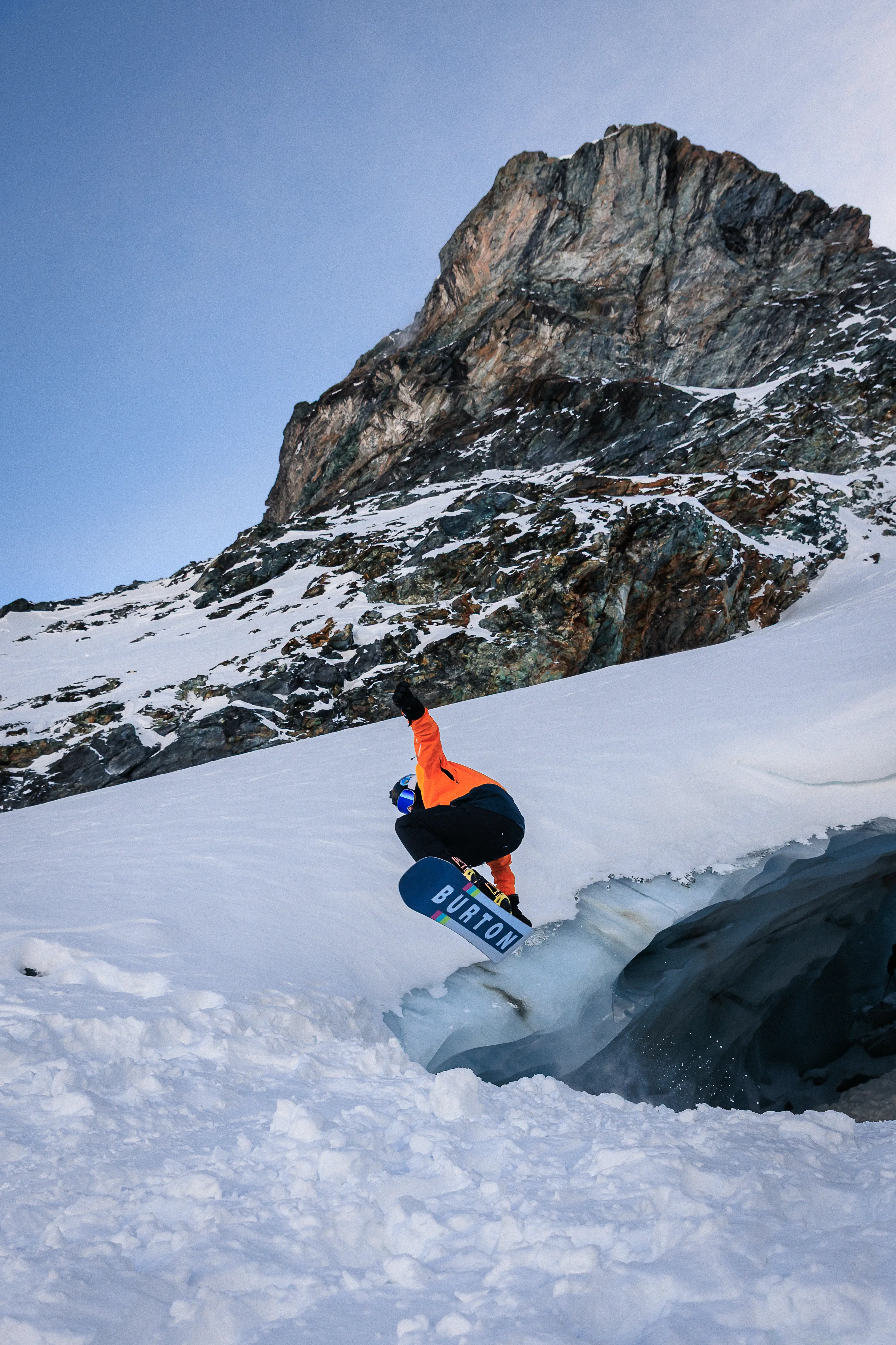Skiers carving through powder on high elevation pistes